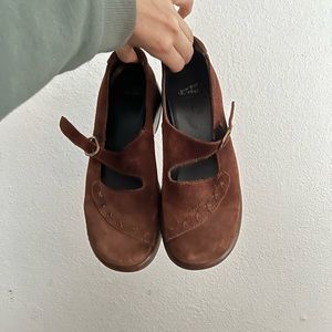 Dansko Mary Jane’s size 10 women’s. Super cute! A little big for me. Super comfy